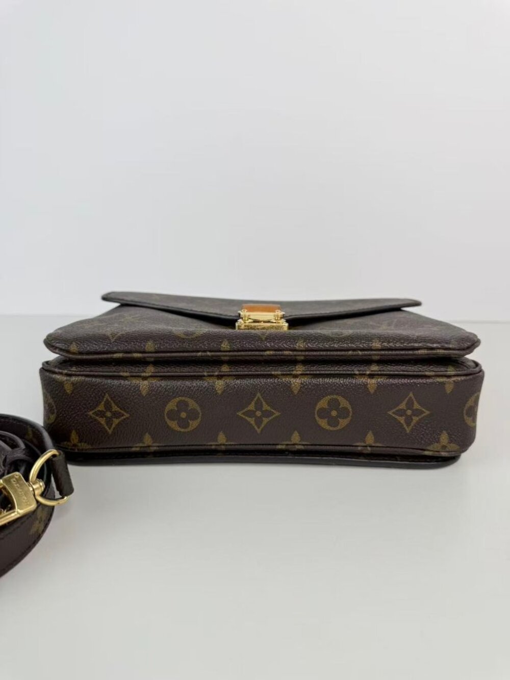Louis Vuitton Pochette Metis - Picture 6 of 13